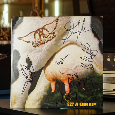 Сертифікований автограф групи Aerosmith (Стівен Тайлер, Том Хемільтон, Джоуї Крамер, Джо Перрі, Бред Уітфорд) на платівці Aerosmith – Get A Grip (2017)