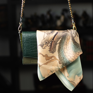 Подарунковий комплект - шкіряна сумка "Greenie" та шовкова хустка "Зелений Дерев'яний Дракон" від FAMA (лімітована колекція, 65х65 см)